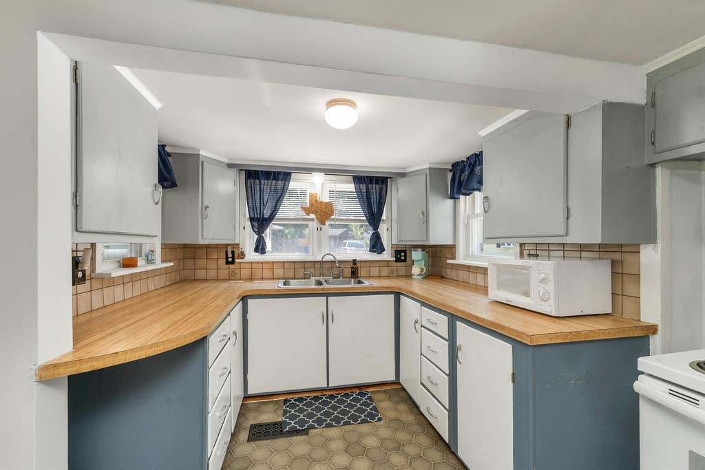 Photo of 10 Terrace Lane, Goffstown, NH 03045 (MLS # 5102201)