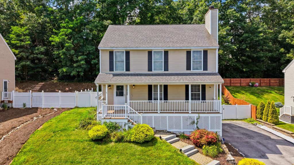 Photo of 160 Heathrow Avenue, Manchester, NH 03104 (MLS # 5104935)