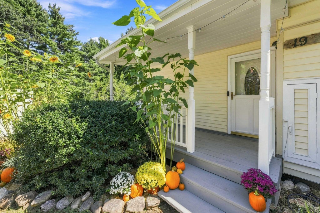 Photo of 19 Old Mont Vernon Road, Amherst, NH 03031 (MLS # 5108683)