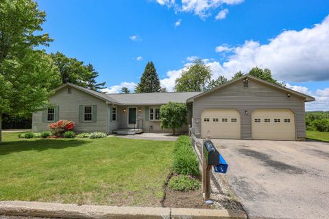 Photo of 56 Arthur Avenue, Manchester, NH 03104 (MLS # 5091312)