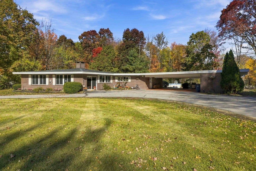 Photo of 10 Farmer Road, Hooksett, NH 03106 (MLS # 5115252)