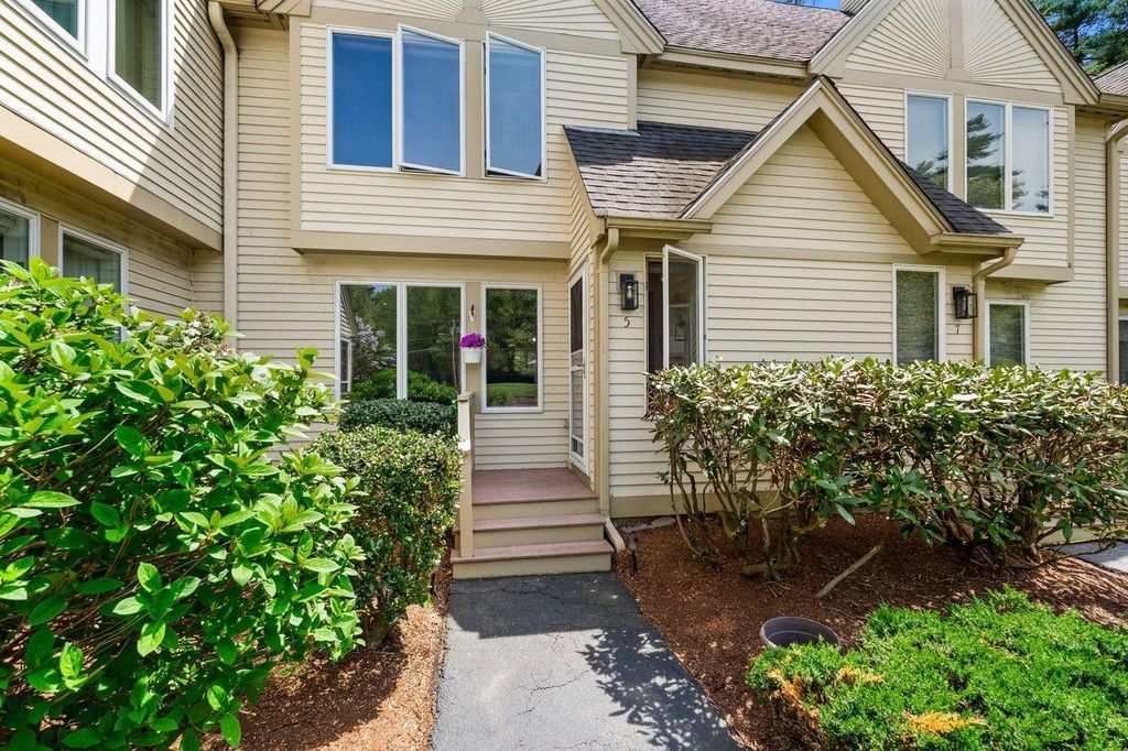 Photo of 5 Westminster Drive, Nashua, NH 03064 (MLS # 5089971)