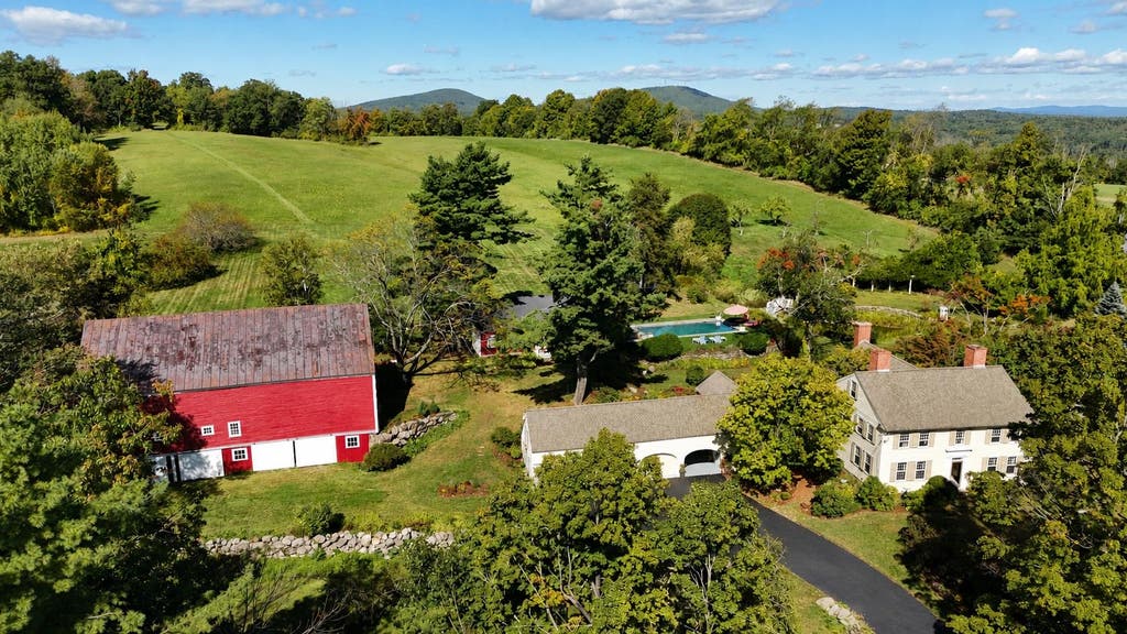 Photo of 89 Chestnut Hill Road, Amherst, NH 03031 (MLS # 5103223)