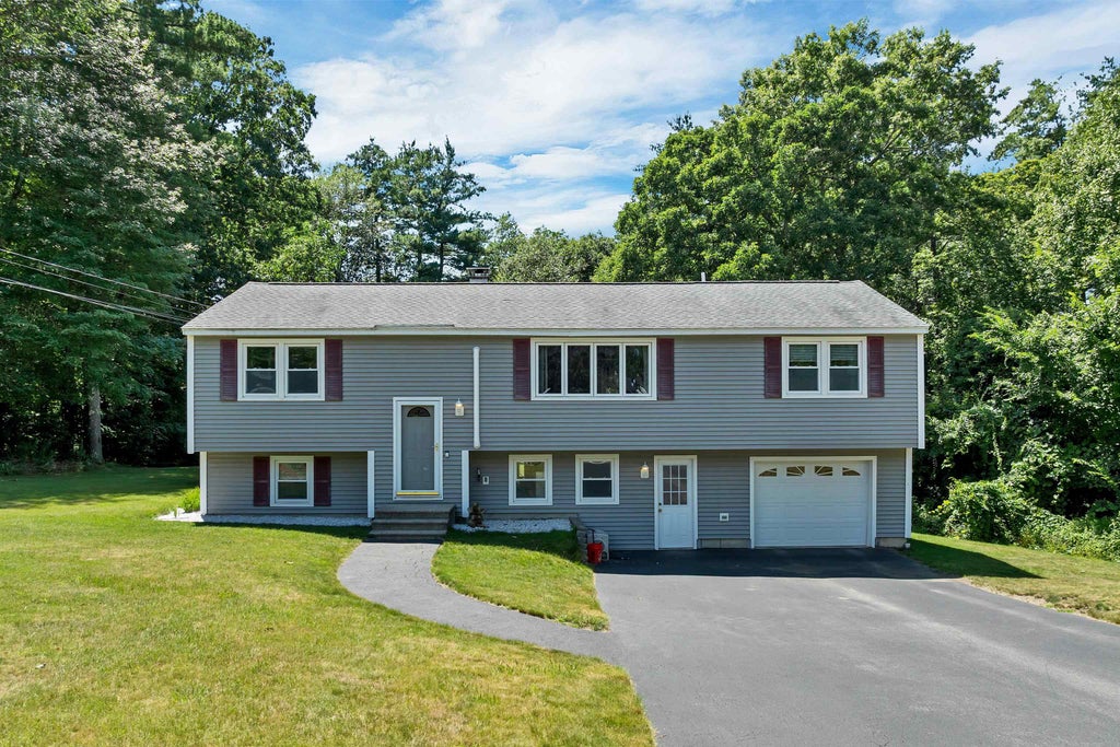 Photo of 9 Bunker Hill Drive, Londonderry, NH 03053 (MLS # 5100645)
