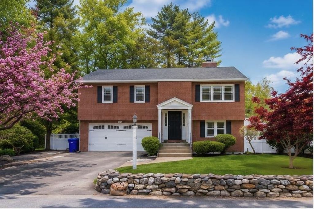 Photo of 1327 Beech Street, Manchester, NH 03104 (MLS # 5097354)
