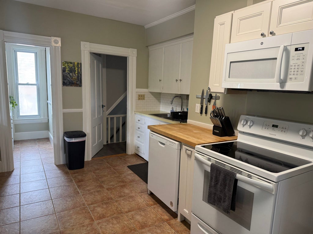 Photo of 240 Sagamore Street #2, Manchester, NH 03104 (MLS # 5113654)