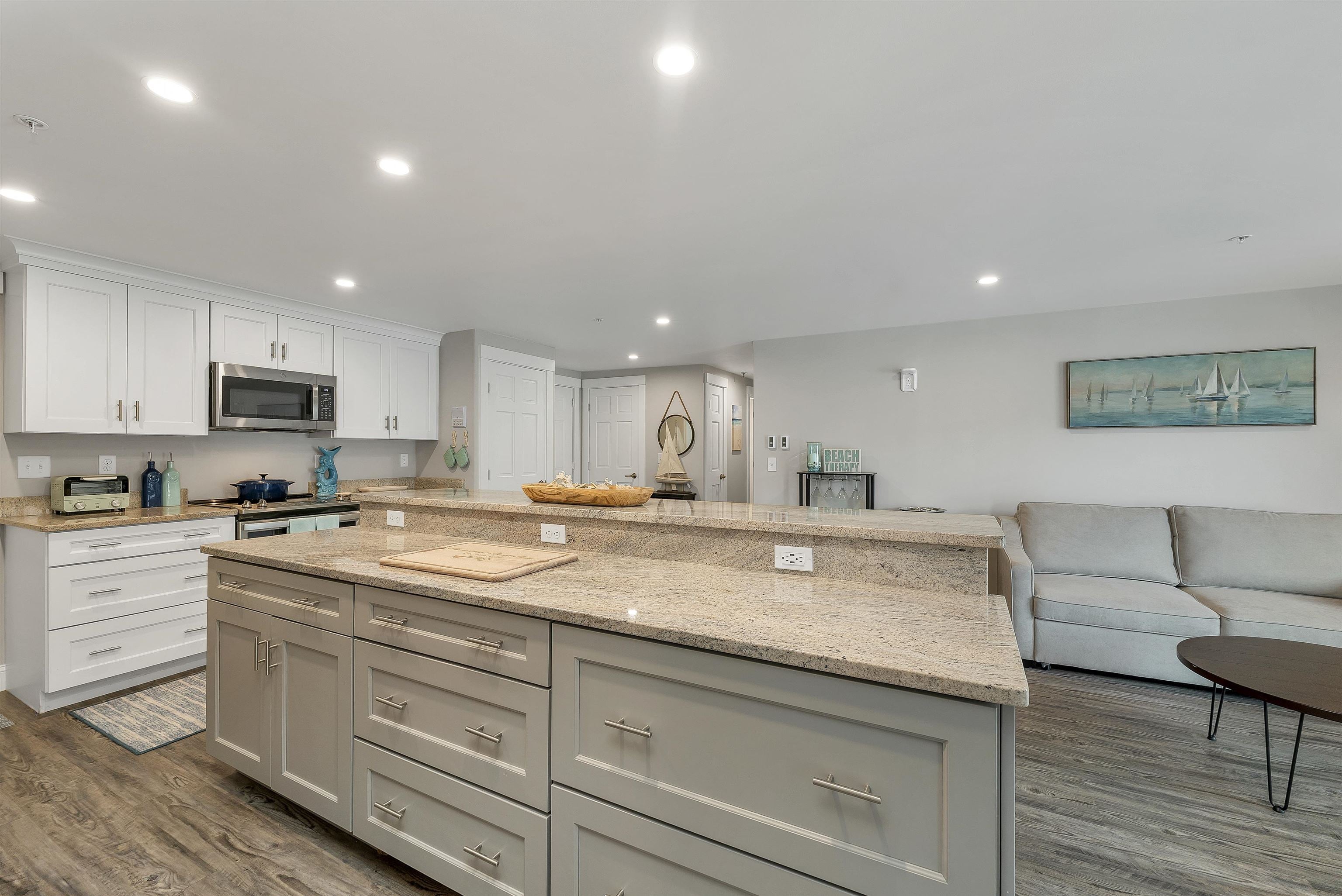 407 Ocean Boulevard B10