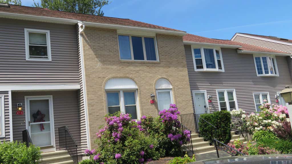 Photo of 17 Oakwood Circle #2, Goffstown, NH 03045 (MLS # 5093894)