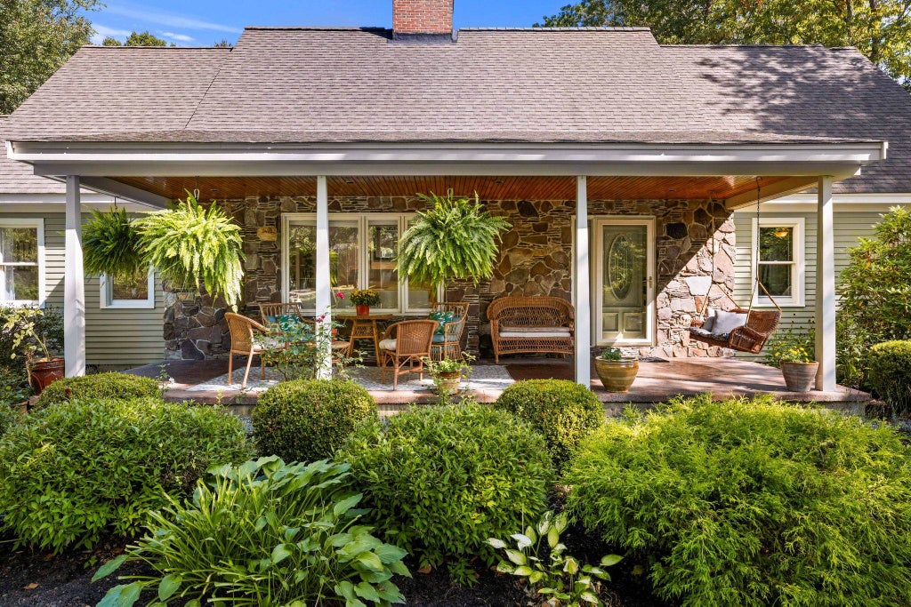 Photo of 16 Gifford Farm Road, Stratham, NH 03885 (MLS # 5110375)