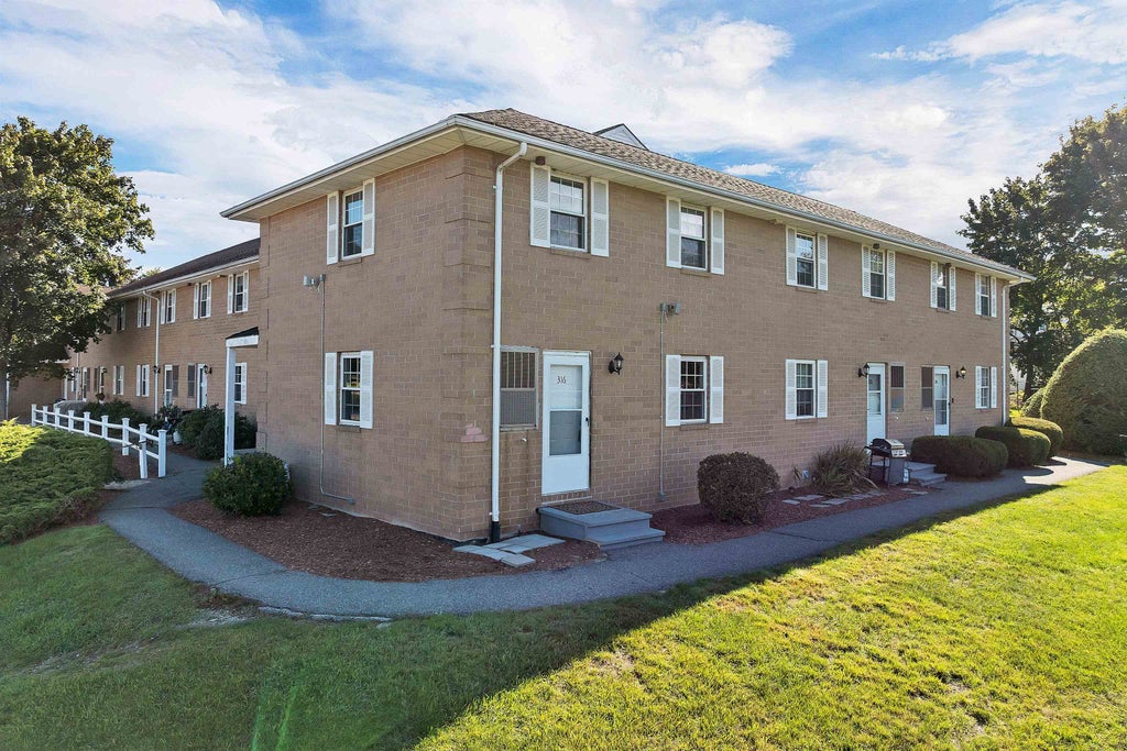 Photo of 316 Elmwood Drive, Hudson, NH 03051 (MLS # 5111872)