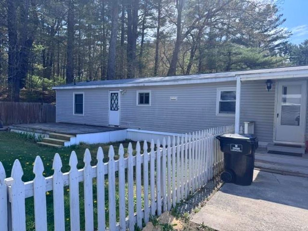 Photo of 43 Mobile Drive, Hudson, NH 03051 (MLS # 5087600)