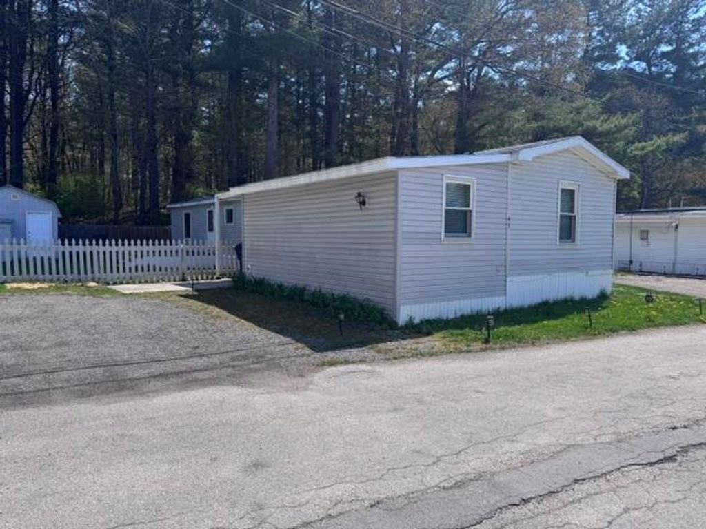 Photo of 43 Mobile Drive, Hudson, NH 03051 (MLS # 5087600)
