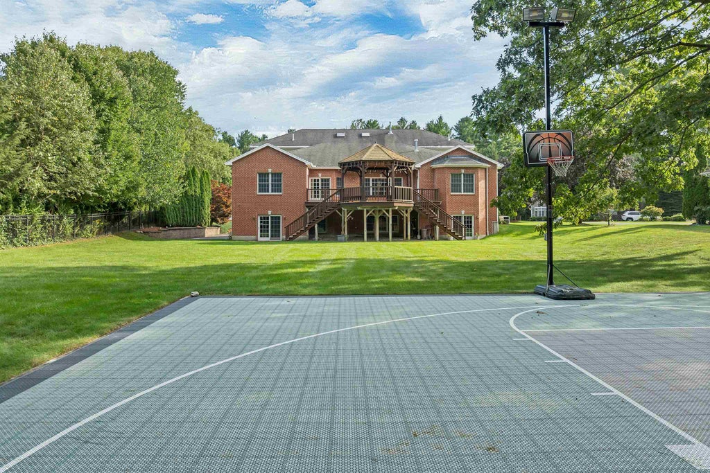 Photo of 5 Crestwood Lane, Nashua, NH 03062 (MLS # 5109620)