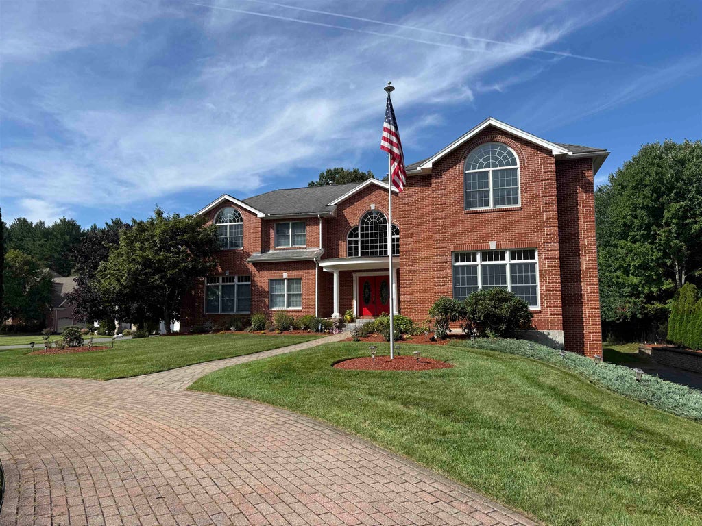 Photo of 5 Crestwood Lane, Nashua, NH 03062 (MLS # 5109620)