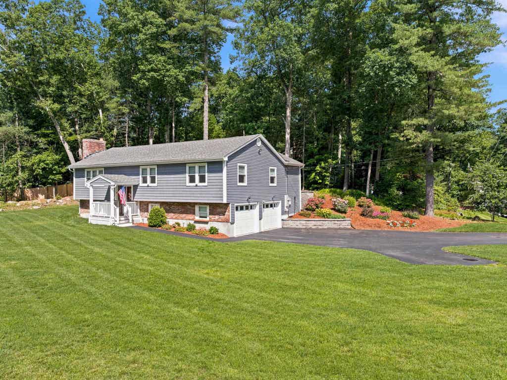 Photo of 19 Michael Avenue, Nashua, NH 03063 (MLS # 5097812)