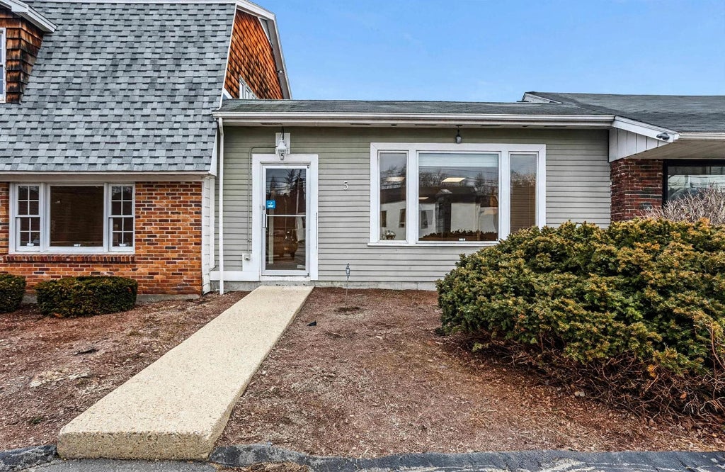 Photo of 273 S River Road #3, Bedford, NH 03110 (MLS # 5110098)