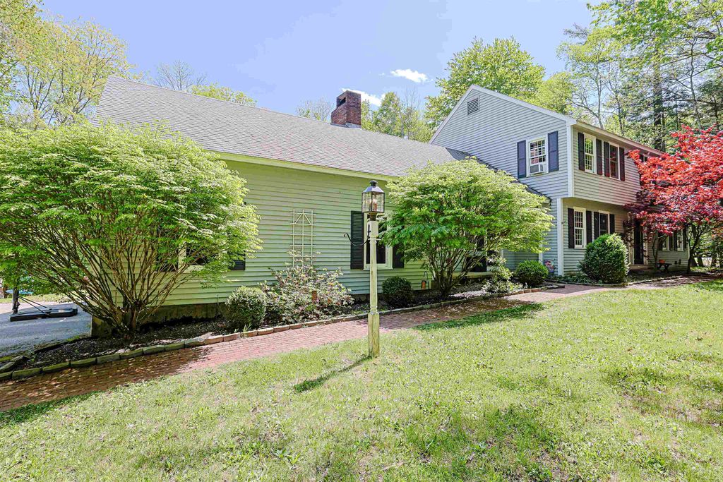 Photo of 19 Winterberry Drive, Amherst, NH 03031 (MLS # 5089823)