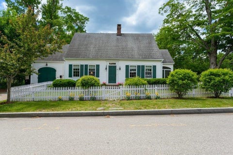 Photo of 16 Brookline Street, Nashua, NH 03064 (MLS # 5100545)