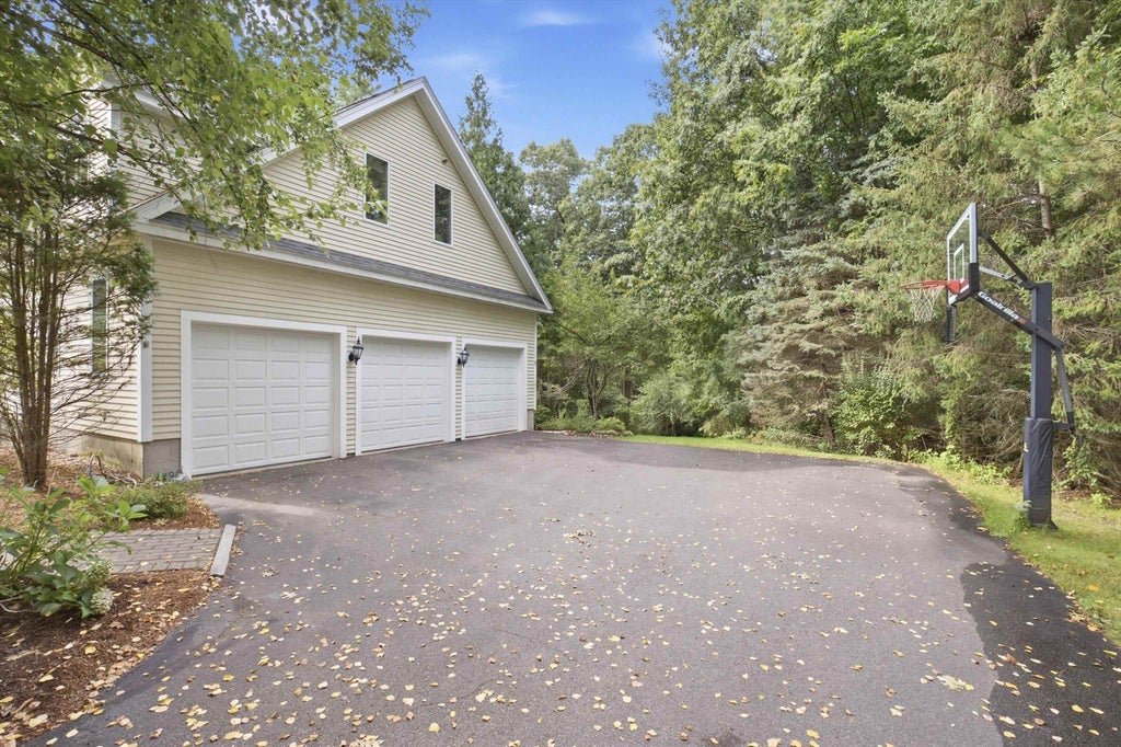 Photo of 48 Colonel Daniels Drive, Bedford, NH 03110 (MLS # 5110524)