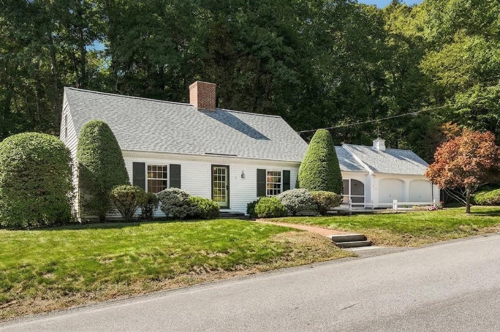 Photo of 15 Pleasant View Avenue, Concord, NH 03301 (MLS # 5111795)