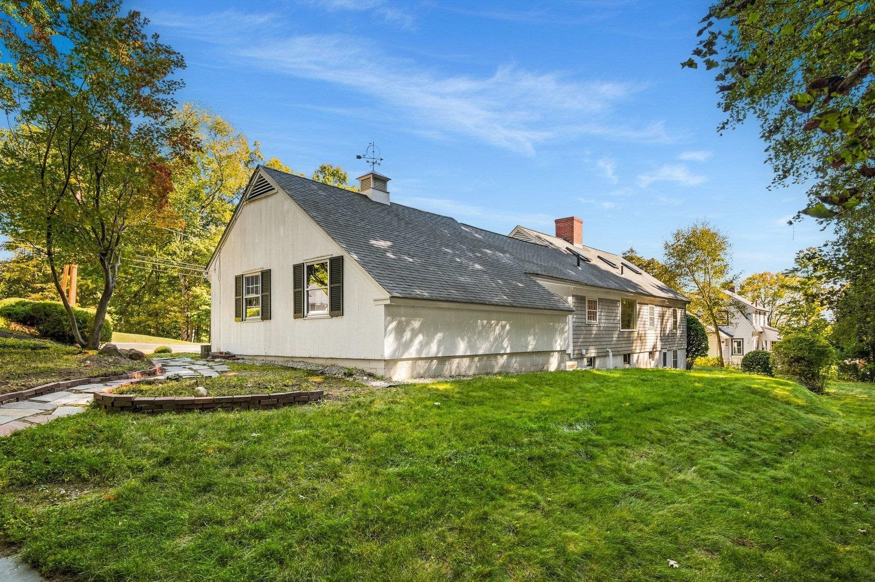 15 Pleasant View Avenue