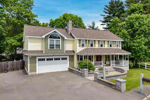 Photo of 8 Ferncroft Drive, Nashua, NH 03063 (MLS # 5092726)