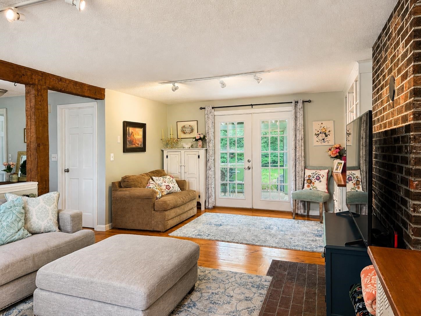 439 North River Road 5