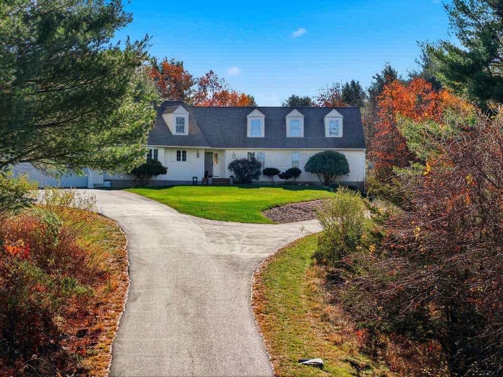 Photo of 276 N Amherst Road, Bedford, NH 03110 (MLS # 5068657)