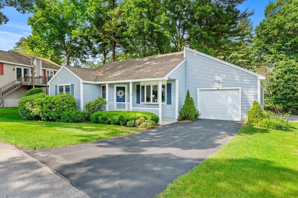 Photo of 10 Jamaica Lane, Nashua, NH 03063 (MLS # 5093163)