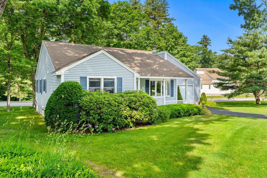 Photo of 10 Jamaica Lane, Nashua, NH 03063 (MLS # 5093163)