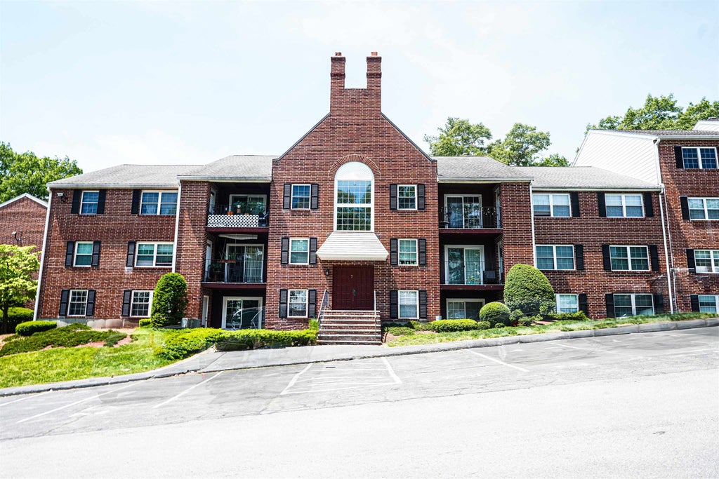 Photo of 7 louisburg Square #2, Nashua, NH 03060 (MLS # 5094817)
