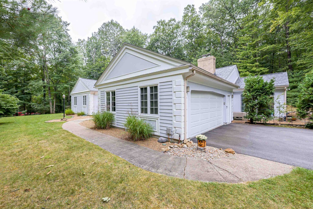 Photo of 20 Buttonwood Road, Bedford, NH 03110 (MLS # 5107272)