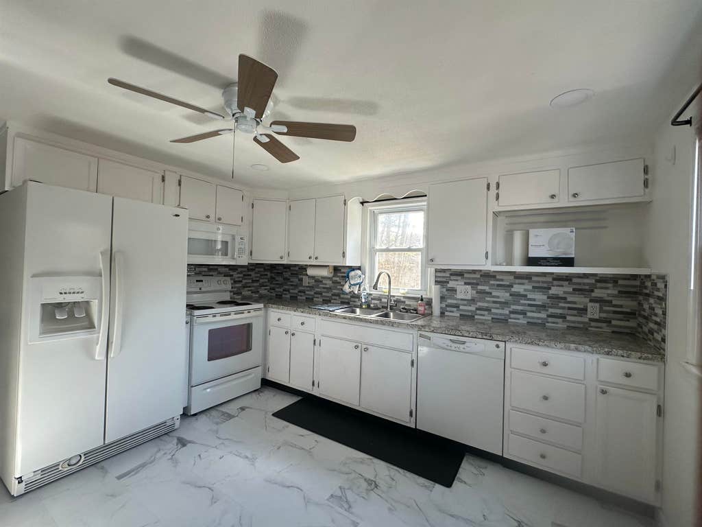 Photo of 4 Lorraine Avenue, Pelham, NH 03076 (MLS # 5102719)