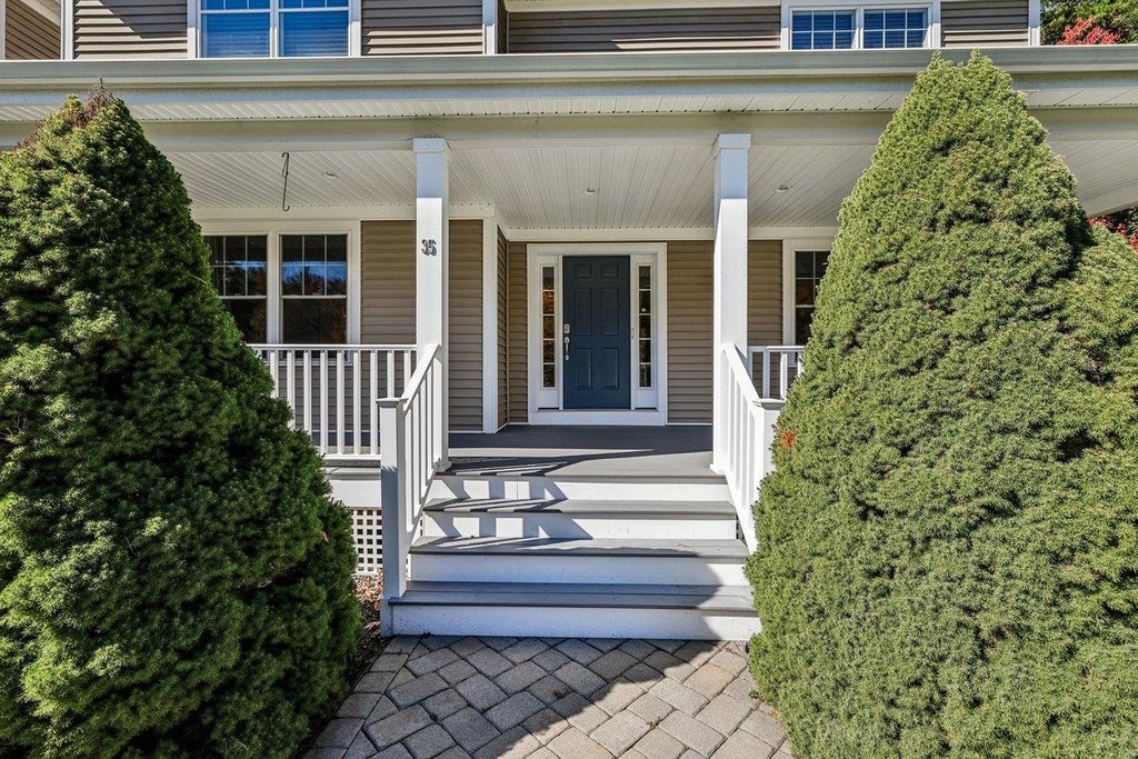 Photo of 35 Labrador Lane, Dover, NH 03820 (MLS # 5114841)