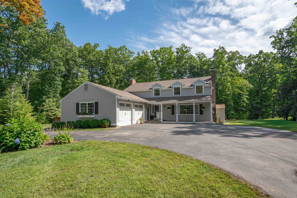 Photo of 21 Cricket Hill Drive, Amherst, NH 03031 (MLS # 5113579)