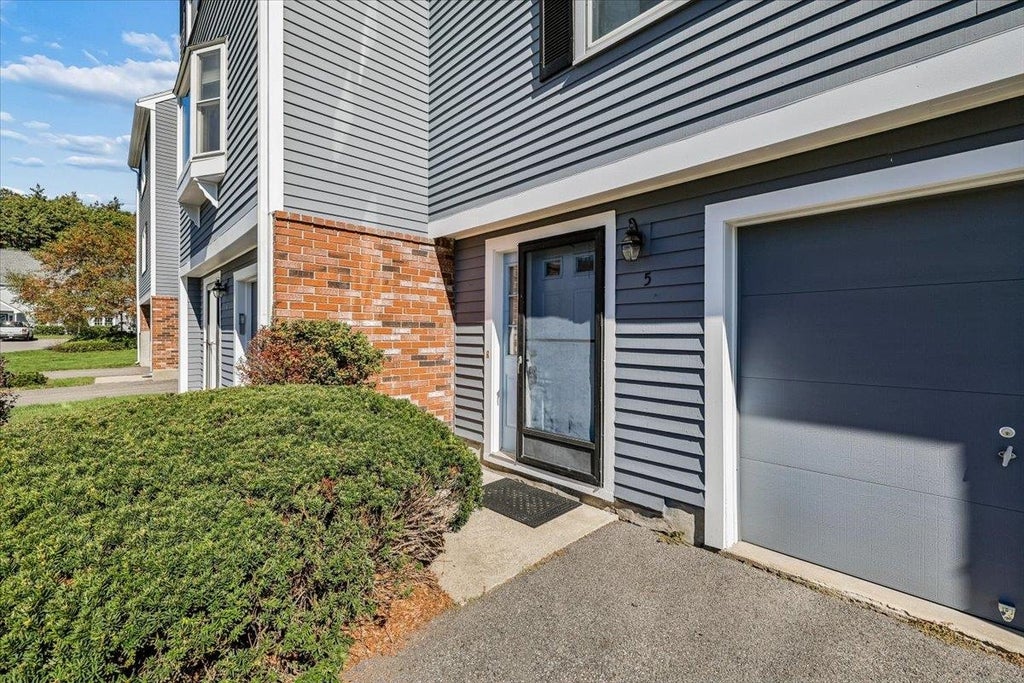 Photo of 5 Riviera Road, Hudson, NH 03051 (MLS # 5113994)