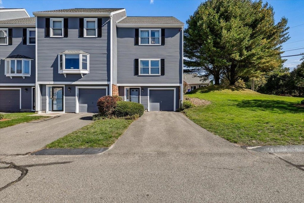 Photo of 5 Riviera Road, Hudson, NH 03051 (MLS # 5113994)