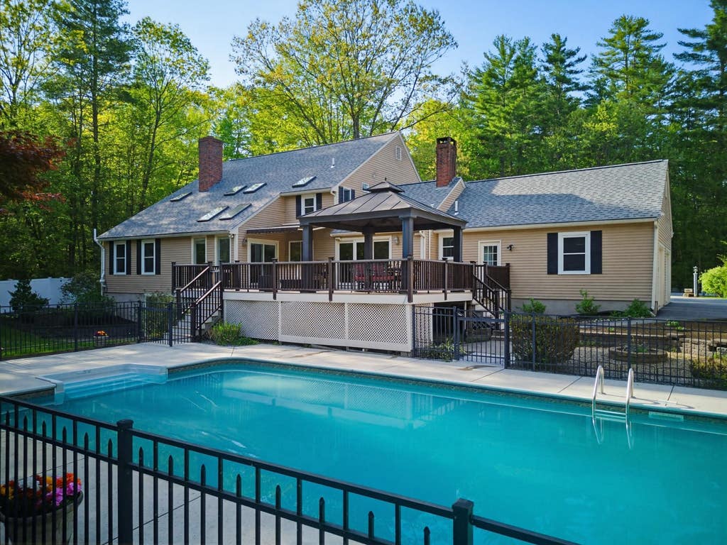 Photo of 17 Dudley Road, Brentwood, NH 03833 (MLS # 5090065)