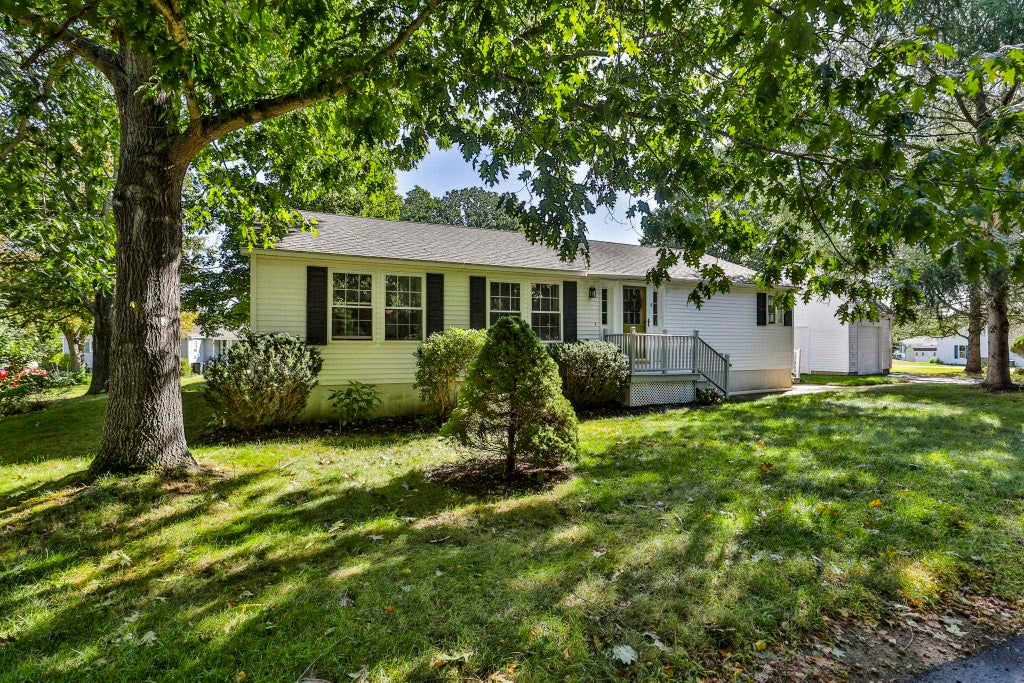 Photo of 8 Aberdeen Drive, Stratham, NH 03885 (MLS # 5110021)