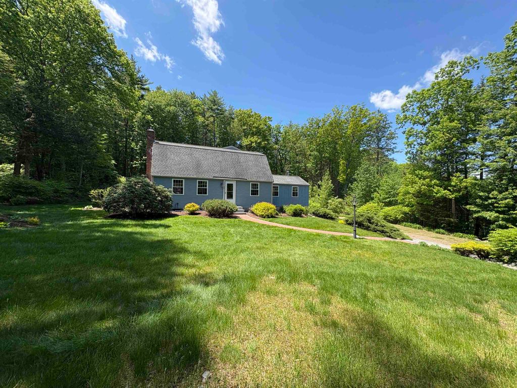 Photo of 22 Deerwood Drive, Amherst, NH 03031 (MLS # 5091288)