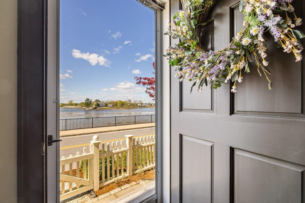 Photo of 244 New Castle Avenue, Portsmouth, NH 03801 (MLS # 5089023)