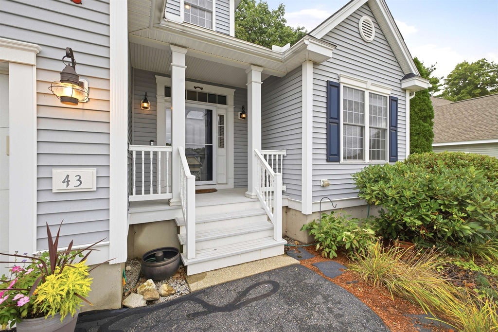 Photo of 43 Sawgrass Circle, Londonderry, NH 03053 (MLS # 5112637)