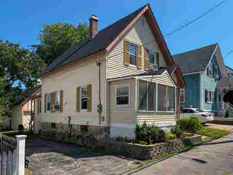 Photo of 256 Lowell Street, Manchester, NH 03104 (MLS # 5100529)