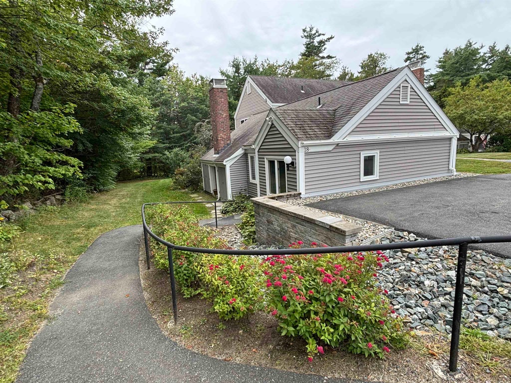 Photo of 18 Hilltop Place #18, New London, NH 03257 (MLS # 5109064)