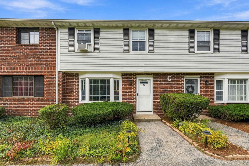 Photo of 20 Oakridge Drive, Londonderry, NH 03053 (MLS # 5110852)