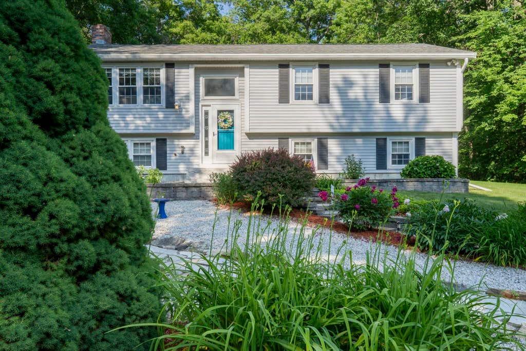 Photo of 21 Emerald Drive, Derry, NH 03038 (MLS # 5094916)