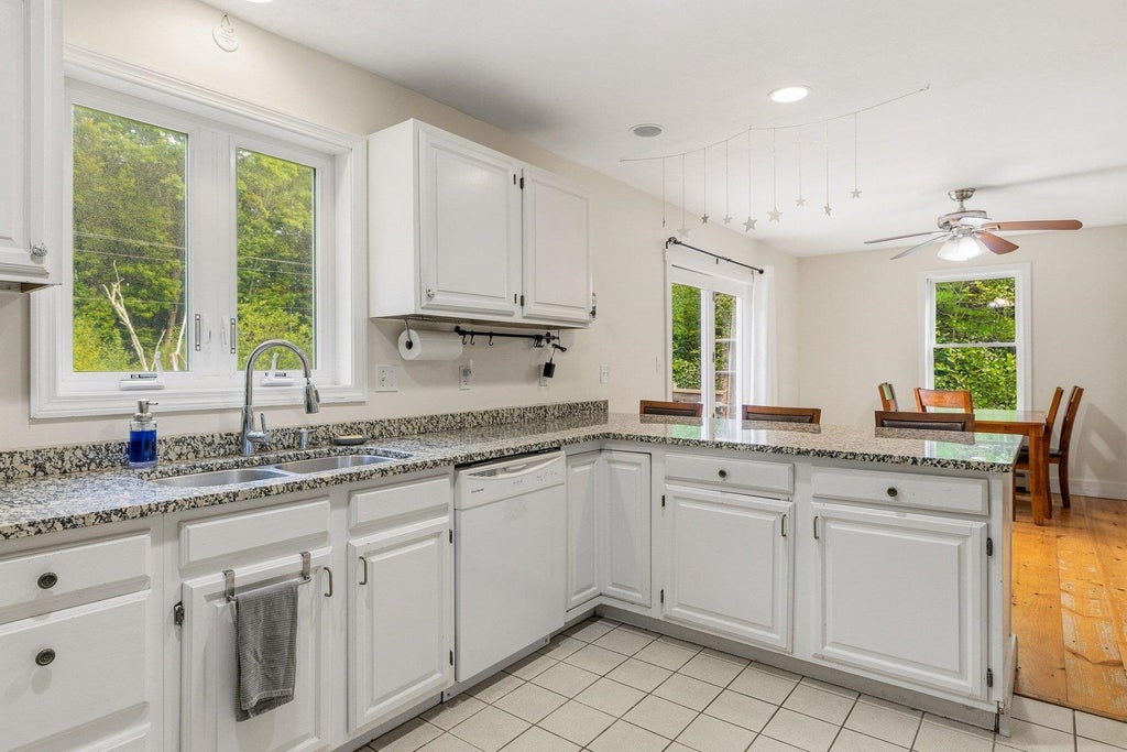 Photo of 34 Crestview Terrace, Stratham, NH 03885 (MLS # 5111720)