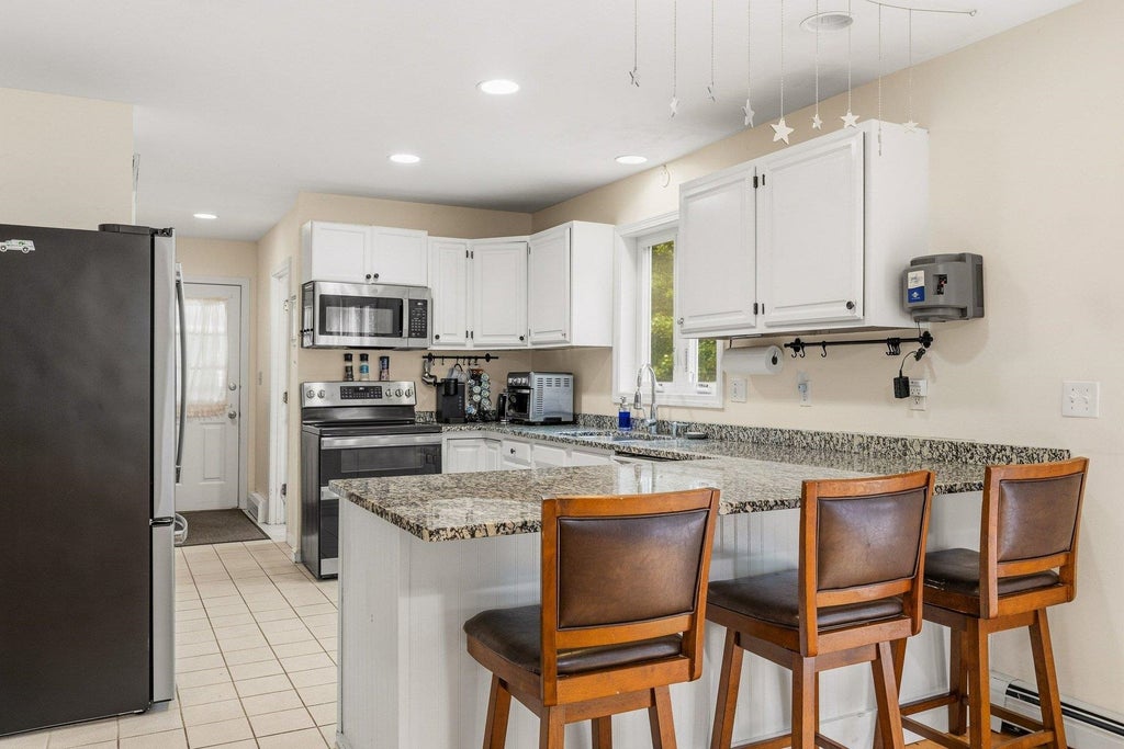 Photo of 34 Crestview Terrace, Stratham, NH 03885 (MLS # 5111720)