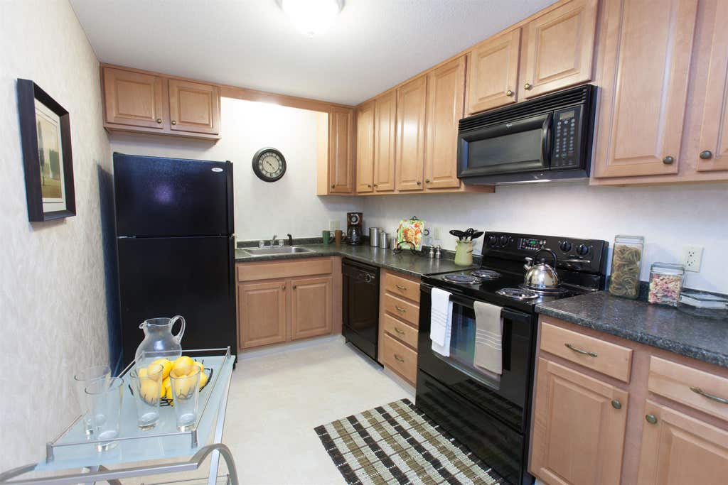 Photo of 106 West River Drive, Manchester, NH 03104 (MLS # 5069847)