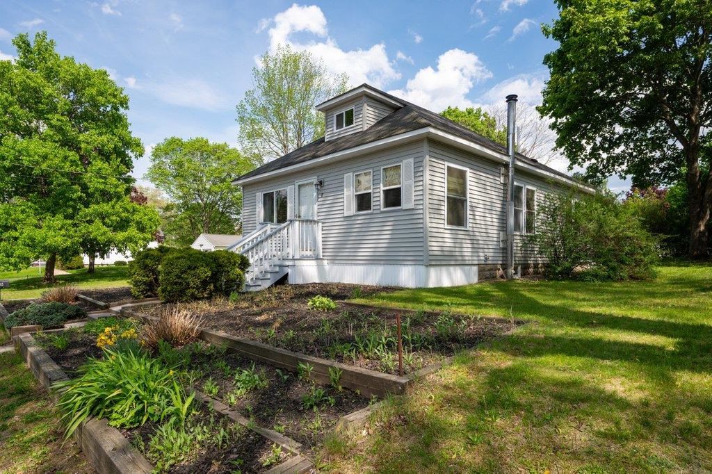 Photo of 8 Harding Street, Rochester, NH 03867 (MLS # 5090001)